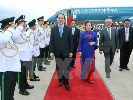 Lễ đón Chủ tịch nước Trần Đại Quang và phu nhân tại sân bay Quốc tế Phnom Penh.